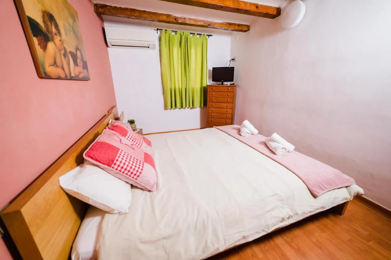 Rustic Poble Sec Apartment Barcelone
